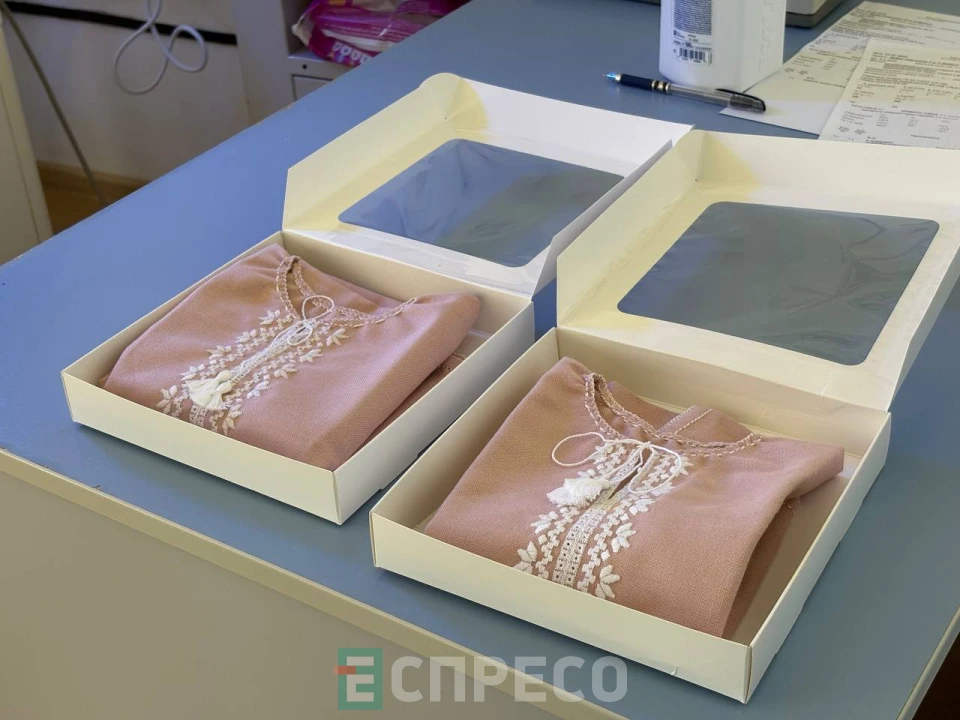 Львівські майстрині вишивають льолі для недоношених діток
