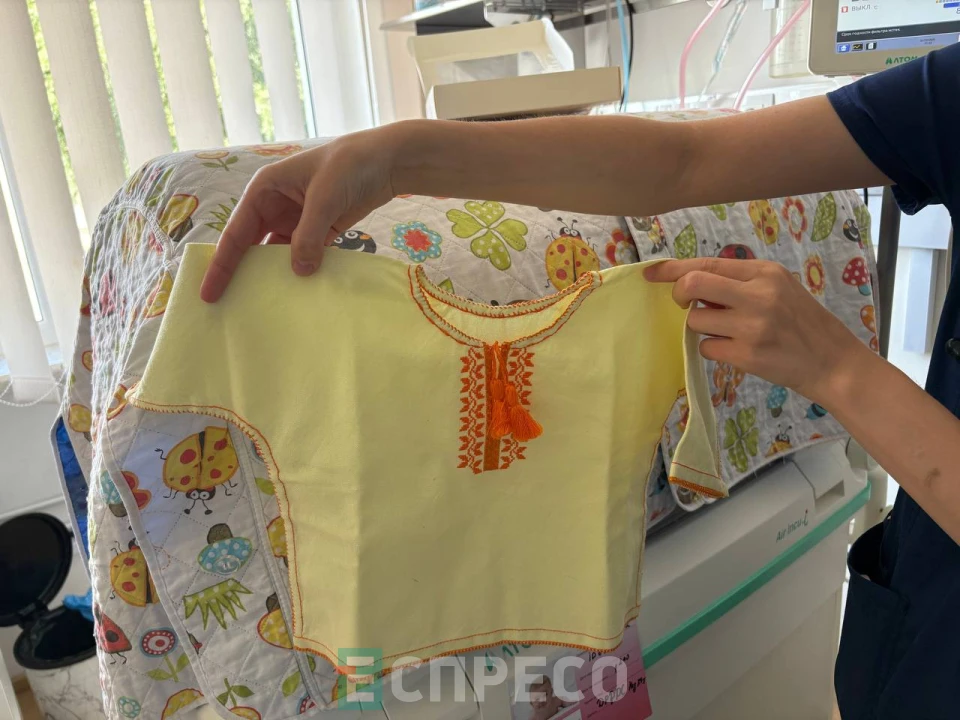 Львівські майстрині вишивають льолі для недоношених діток