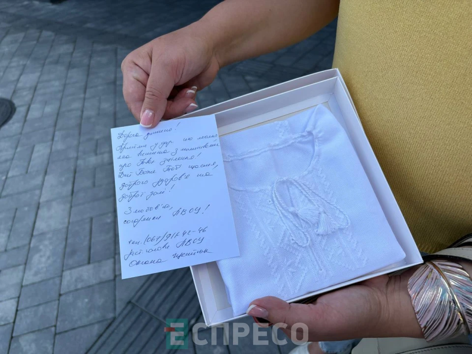 Львівські майстрині вишивають льолі для недоношених діток