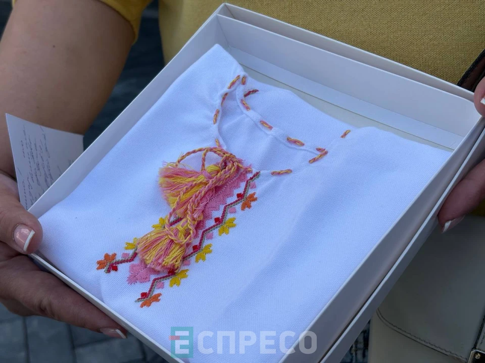 Львівські майстрині вишивають льолі для недоношених діток