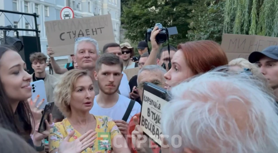 Народна депутатка Мар'яна Безугла на площі Івана Франка у Києві (вечір, 26.07.2025)
