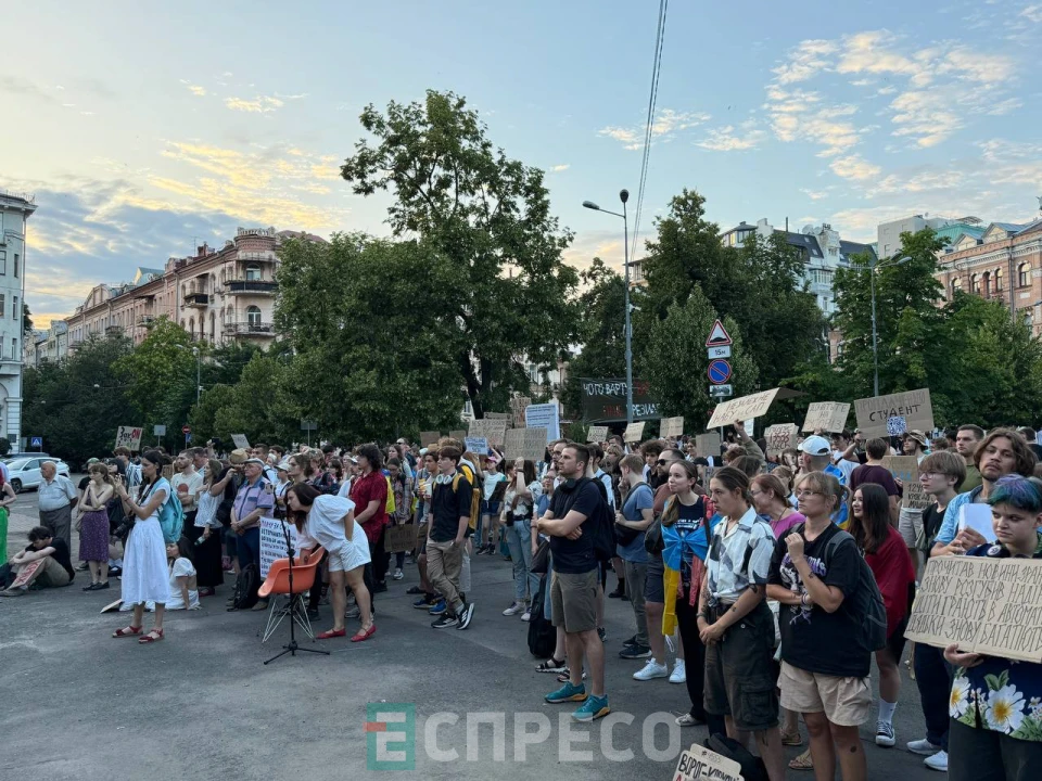 Присутні на публічній лекції про антикорупційні органи (Київ, площа Івана Франка, вечір 26.07.2025)