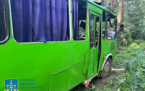 Пасажирський автобус після російського удару (Іволжанське, Сумщина. 27.07.2025)