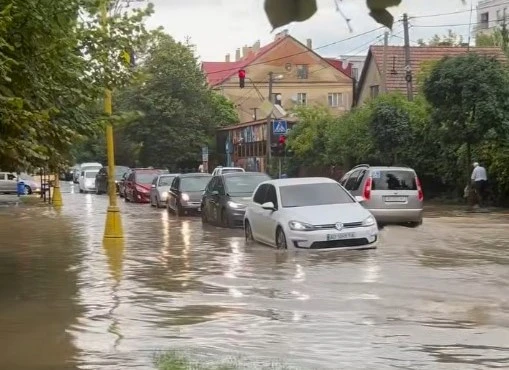 Після зливи вулиці Ужгорода перетворилися на річки