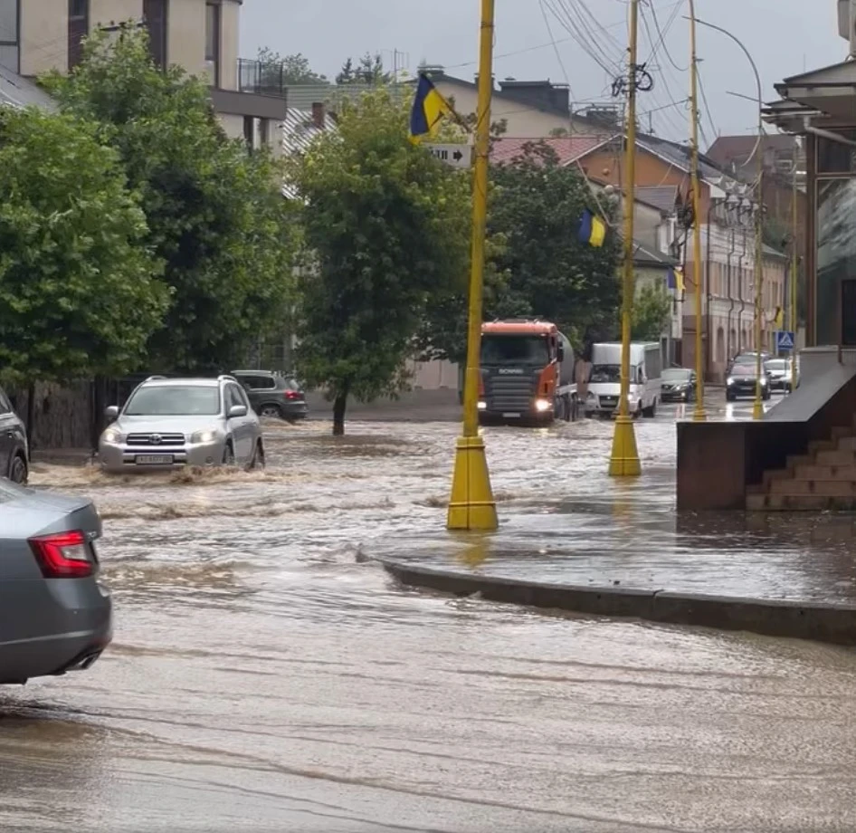 Після зливи вулиці Ужгорода перетворилися на річки