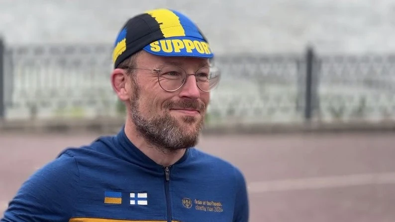 "Був, як удома": фінський волонтер, який їде на велосипеді 2350 км на підтримку ЗСУ, зупинявся в Тернополі