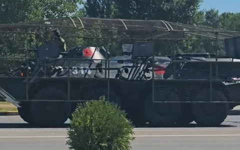 БТР з червоними позначками у Гомелі (02.08.2025)