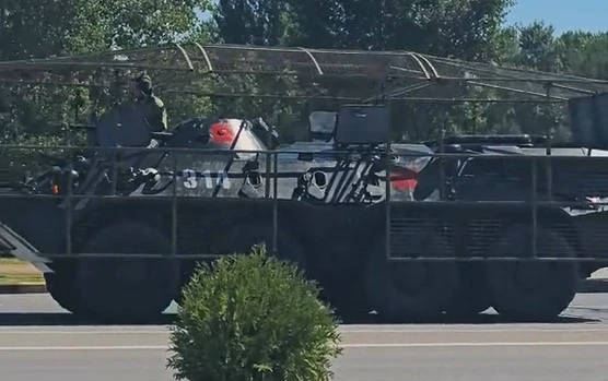 БТР з червоними позначками у Гомелі (02.08.2025)