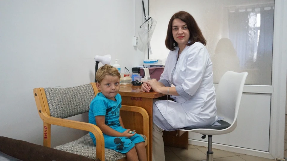 Закарпатські медики на 100% відновили зір 3-річному хлопчику, який заклеїв очі суперклеєм