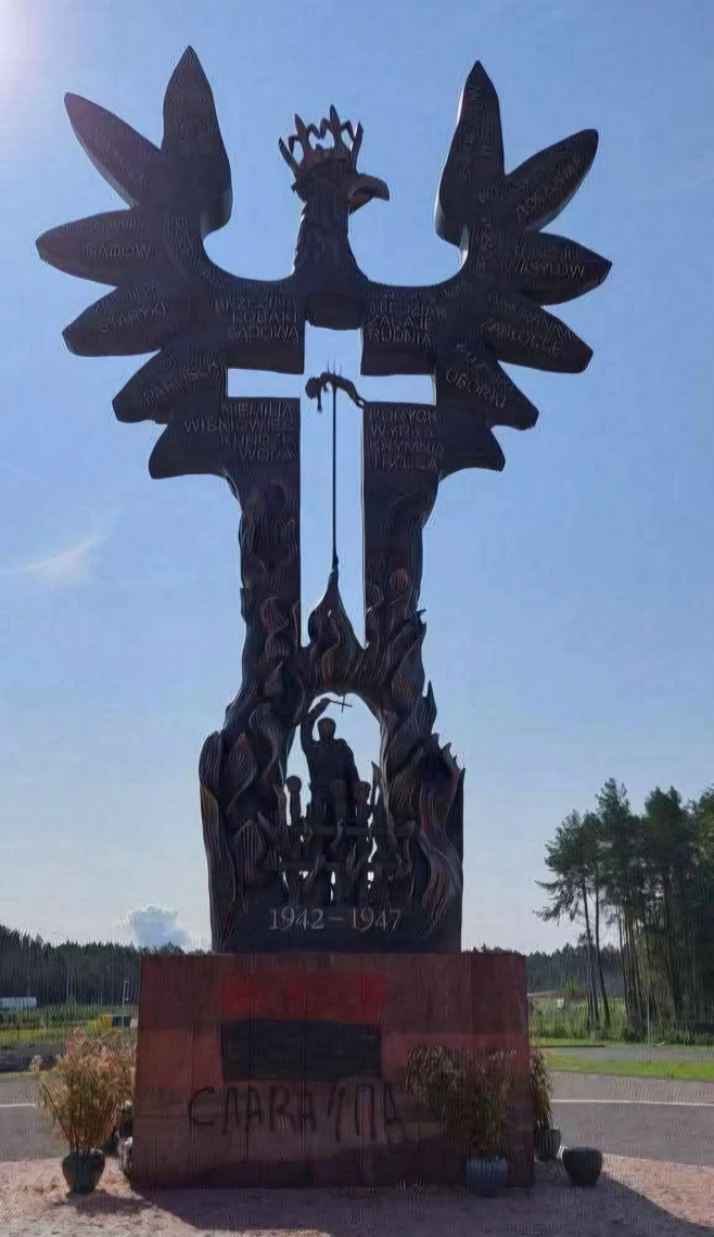 У Польщі розмалювали пам’ятник жертвам Волинської трагедії