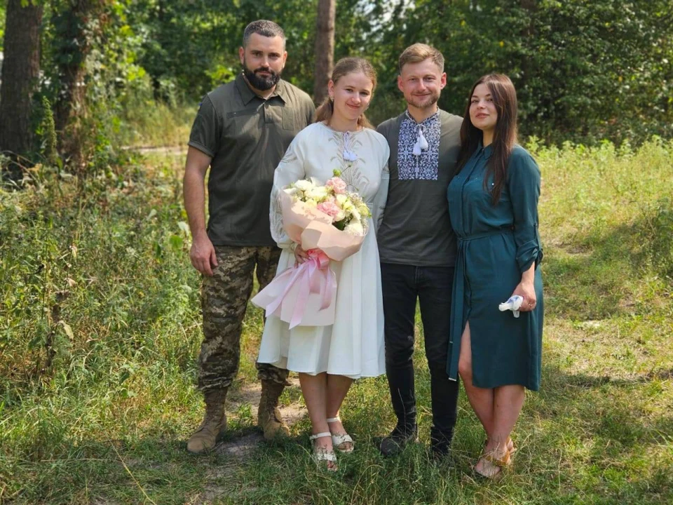 Кохання під звуки пострілів: на фронті одружився боєць з Тернопільщини