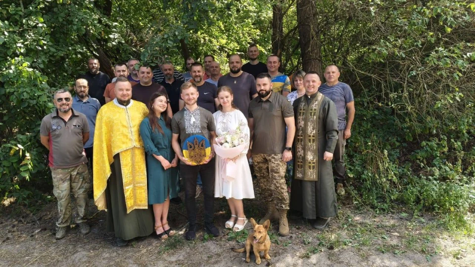 Кохання під звуки пострілів: на фронті одружився боєць з Тернопільщини