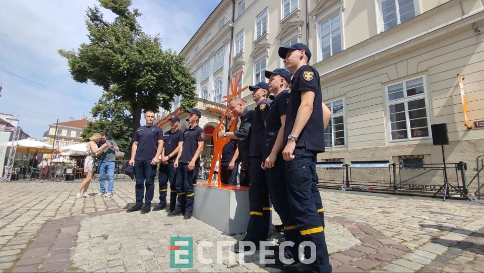 скульптура до Дня молоді