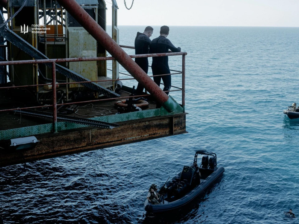 Буданов відвідав позиції ГУР на острові Зміїний і газовидобувних платформах у Чорному морі Буданов відвідав позиції ГУР на острові Зміїний і газовидобувних платформах у Чорному морі