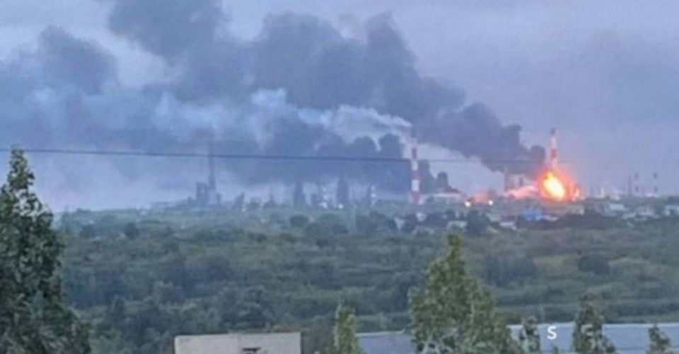 На НПЗ у російській Сизрані спалахнула масштабна пожежа