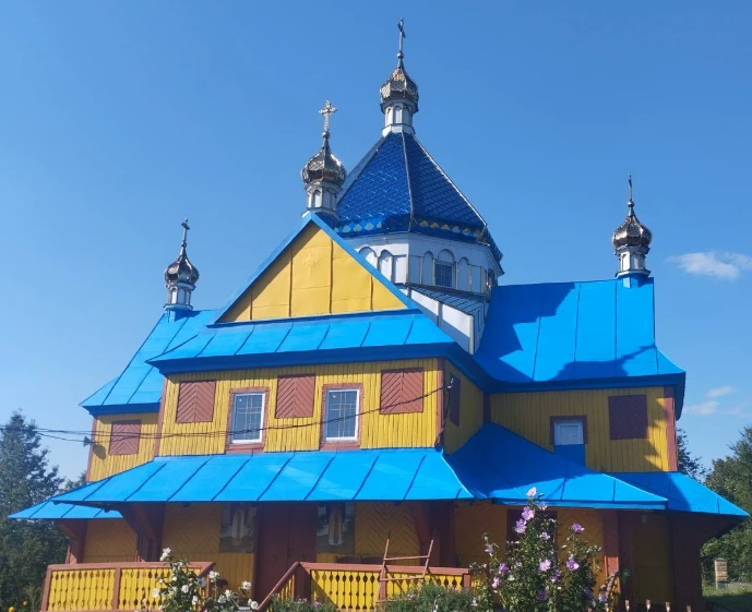 На Тернопільщині відреставрували 135-річний храм і пофарбували в синьо-жовті кольори