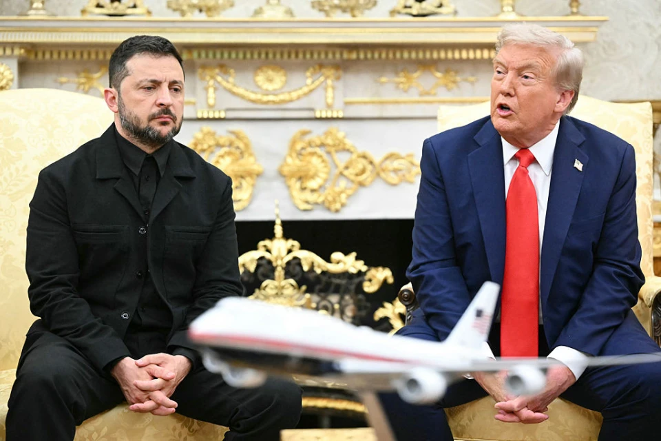 Володимир Зеленський та Дональд Трамп (праворуч)