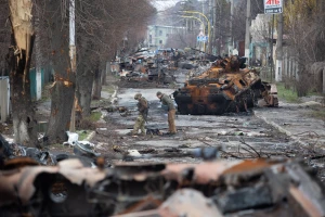 На фото: залишки російської військової техніки на вулицях Бучі, березень 2022 року
