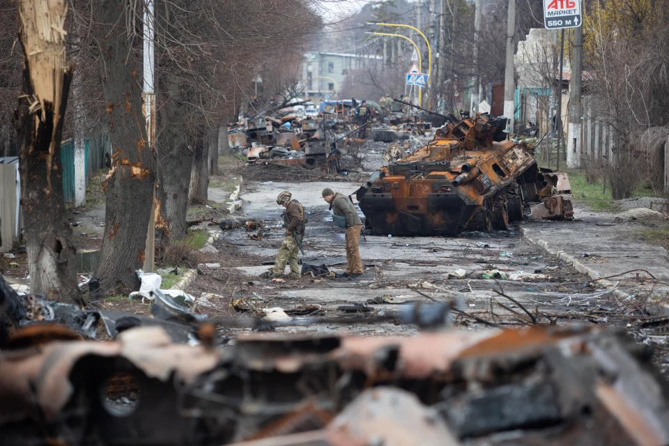 На фото: залишки російської військової техніки на вулицях Бучі, березень 2022 року