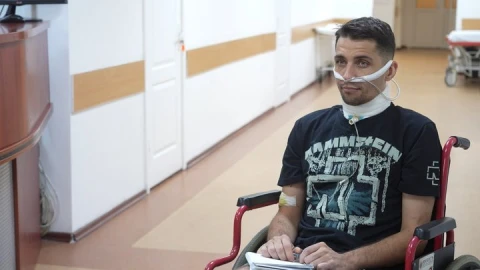 на фото захисник, який 5 днів повз до українських позицій із перерізаним горлом