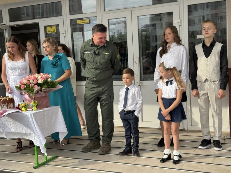 Експолонений захисник Азовсталі з Луцька Сергій Шевчук повів доньку в перший клас