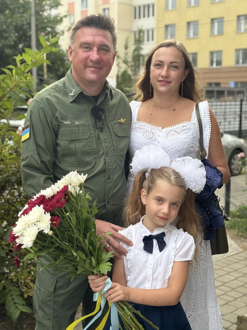 Експолонений захисник Азовсталі з Луцька Сергій Шевчук повів доньку в перший клас