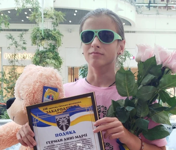 Незряча дівчинка зі Львівщини своїм співом зібрала 5,5 млн грн для ЗСУ