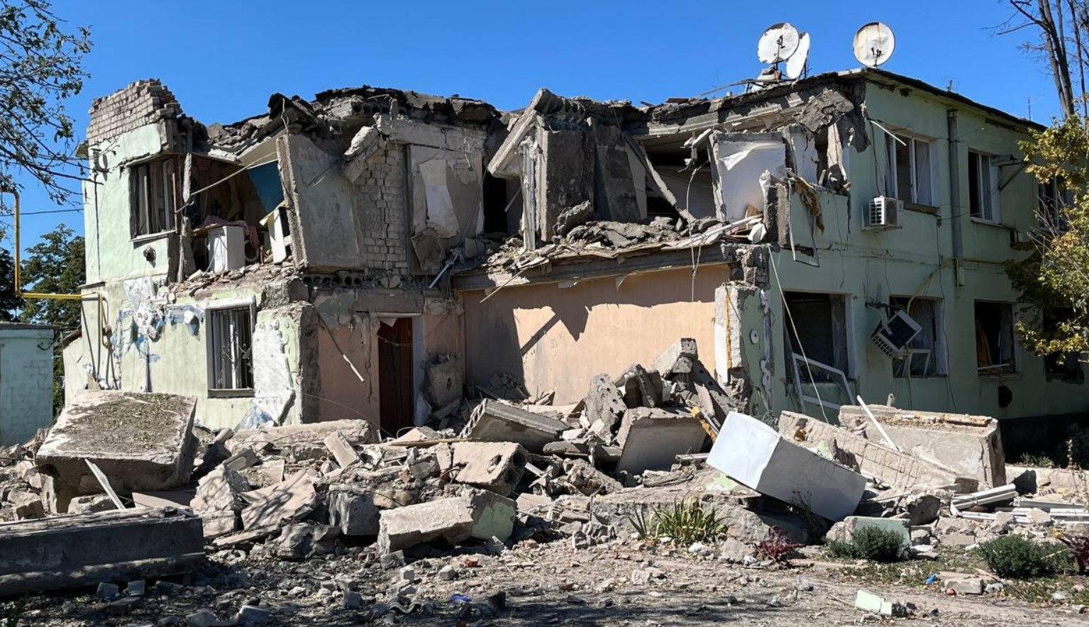 Руйнування на житловому масиві Шевченківський у смт Межова на Дніпровщині (серпень 2025 року)