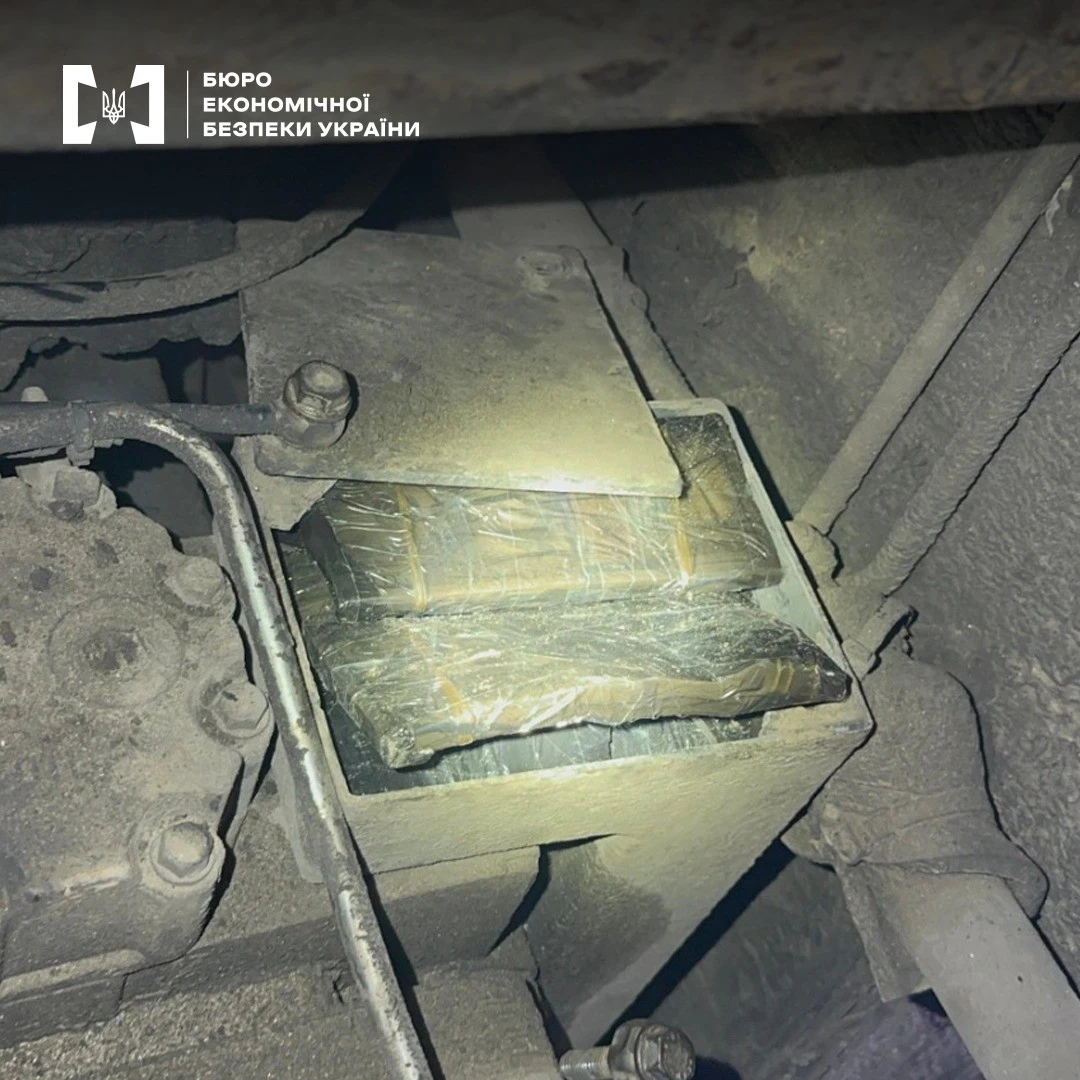 У водія-іноземця вилучили рейсовий автобус через спробу приховано вивезти з України $260 тис.