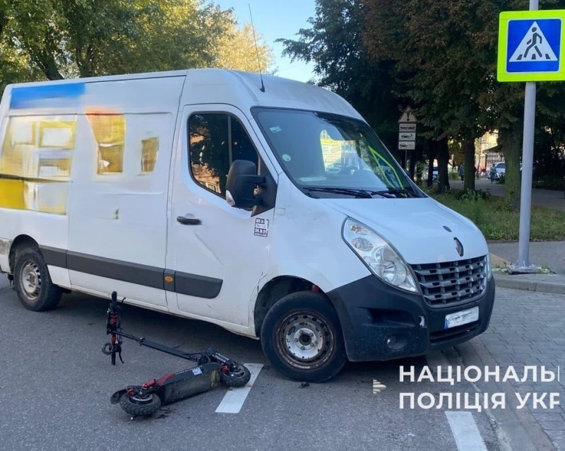 У Львові мікроавтобус збив підлітка на самокаті, який їхав велодоріжкою