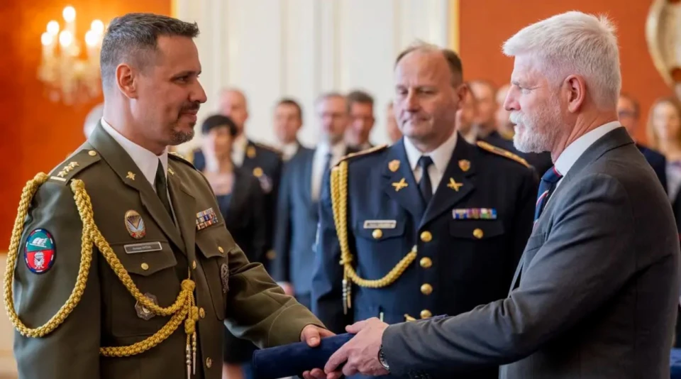 Чеський генерал Роман Гітха з президентом Петером Павелом