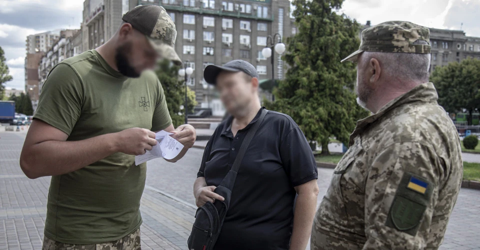 співробітники ТЦК перевіряють документи під час патрулювання, Харків
