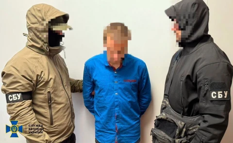 На Рівненщині чоловік облаштував у лісі схрон зі зброєю