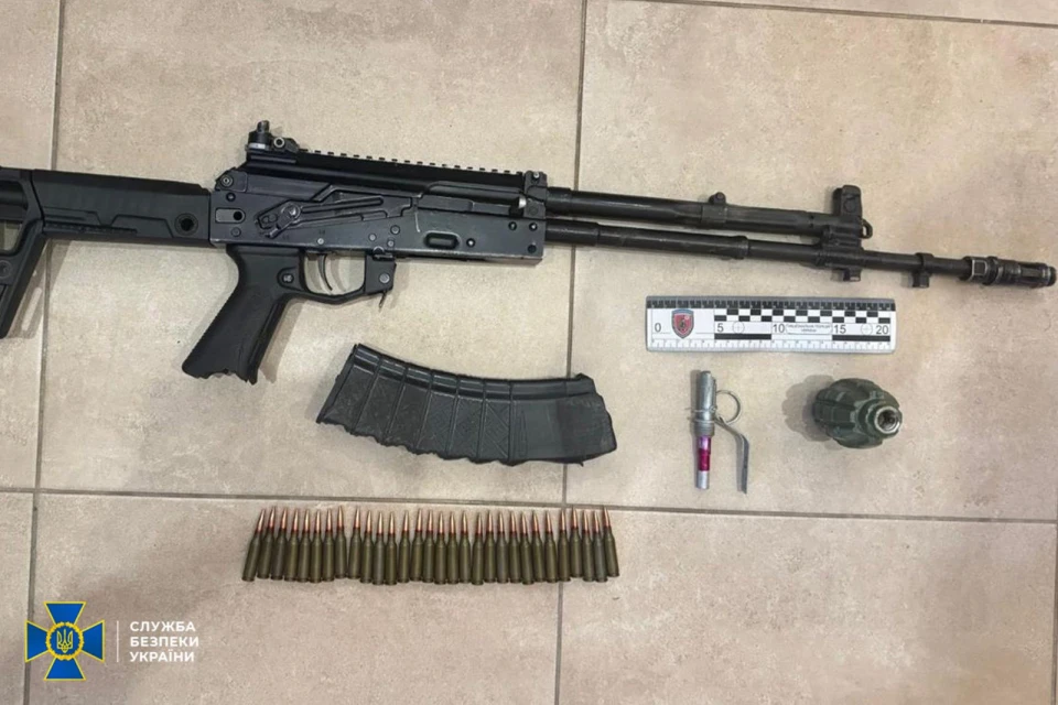 На Рівненщині чоловік облаштував у лісі схрон зі зброєю