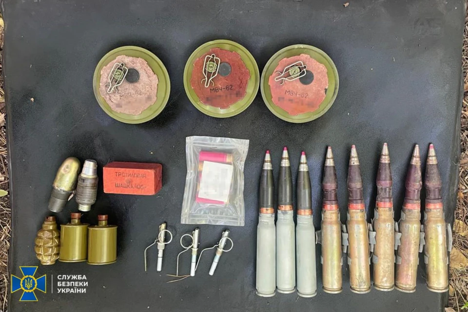 На Рівненщині чоловік облаштував у лісі схрон зі зброєю