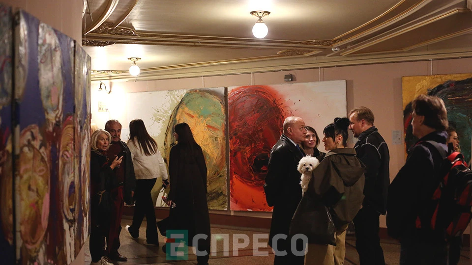 Виставка "Співаючі" Сергія Савченка в Оперному театрі, Львів