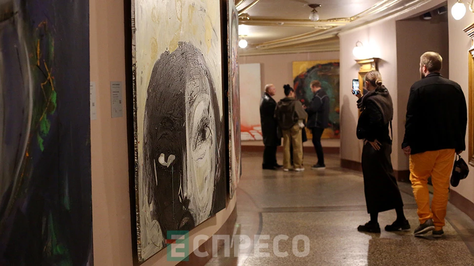 Виставка "Співаючі" Сергія Савченка в Оперному театрі, Львів