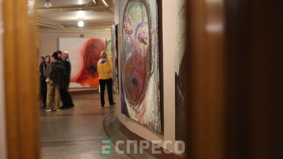 Виставка "Співаючі" Сергія Савченка в Оперному театрі, Львів