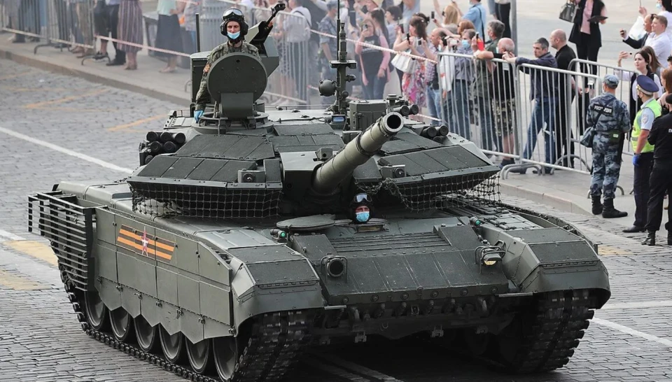 Російський танк T-90 на параді у Москві