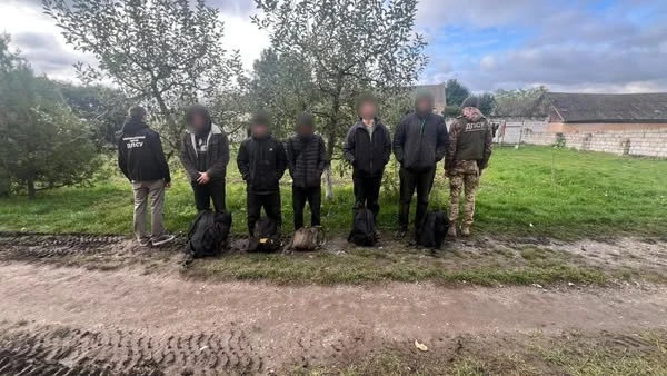 На Буковині затримали ухилянтів, які за тисячі євро купили "карту втечі" в телеграм-каналі