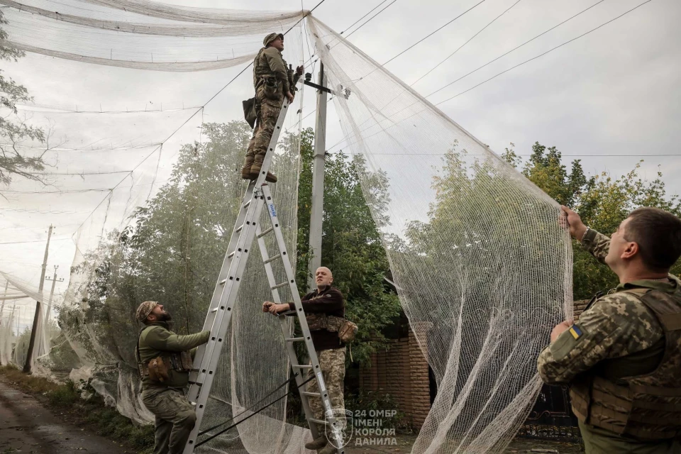 Бійці зенітно-ракетного артилерійського дивізіону 24-ї ОМБр імені короля Данила встановлюють уздовж вулиць прифронтової Костянтинівки захисні сітки, щоб убезпечити транспорт від атак ворожих FPV-дронів