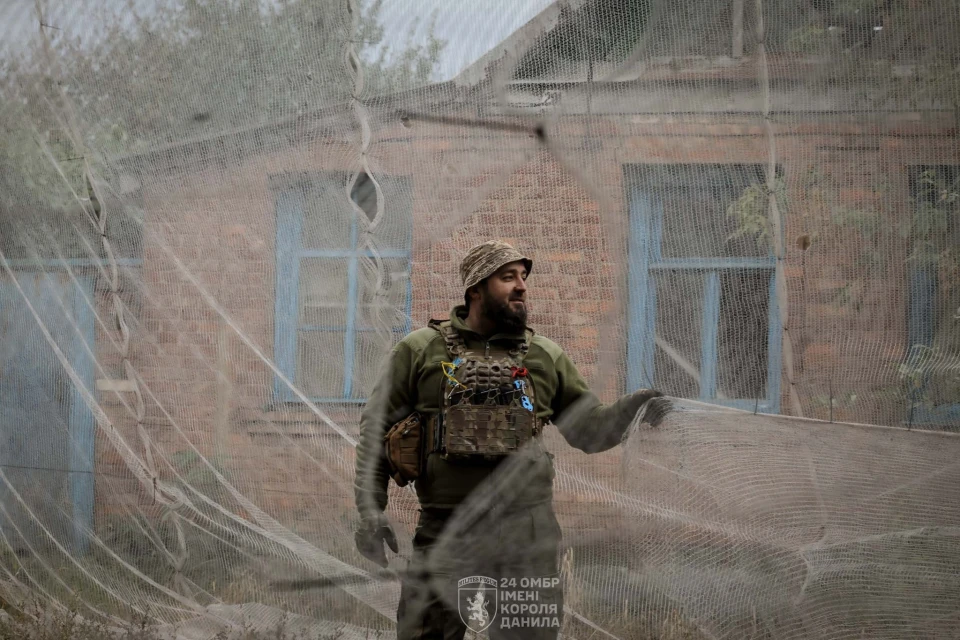 Бійці зенітно-ракетного артилерійського дивізіону 24-ї ОМБр імені короля Данила встановлюють уздовж вулиць прифронтової Костянтинівки захисні сітки, щоб убезпечити транспорт від атак ворожих FPV-дронів