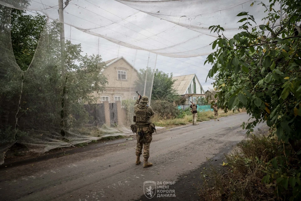 Бійці зенітно-ракетного артилерійського дивізіону 24-ї ОМБр імені короля Данила встановлюють уздовж вулиць прифронтової Костянтинівки захисні сітки, щоб убезпечити транспорт від атак ворожих FPV-дронів