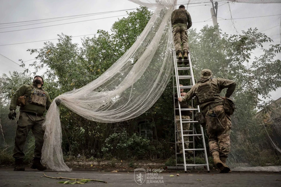 Бійці зенітно-ракетного артилерійського дивізіону 24-ї ОМБр імені короля Данила встановлюють уздовж вулиць прифронтової Костянтинівки захисні сітки, щоб убезпечити транспорт від атак ворожих FPV-дронів
