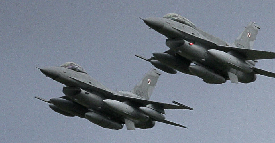 Винищувачі F-16 пролітають над авіабазою Кшесіни в Познані 9 листопада 2006 року