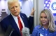 Трамп та Керолайн Левітт на борту президентського лайнера