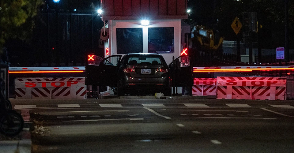 автомобіль вʼїхав у ворота Білого дому