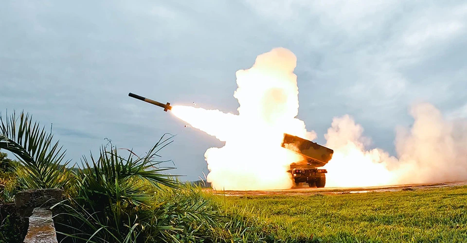 запуск американської артилерійської ракетної системи HIMARS на базі Цзюпен у Піндуні, Тайвань
