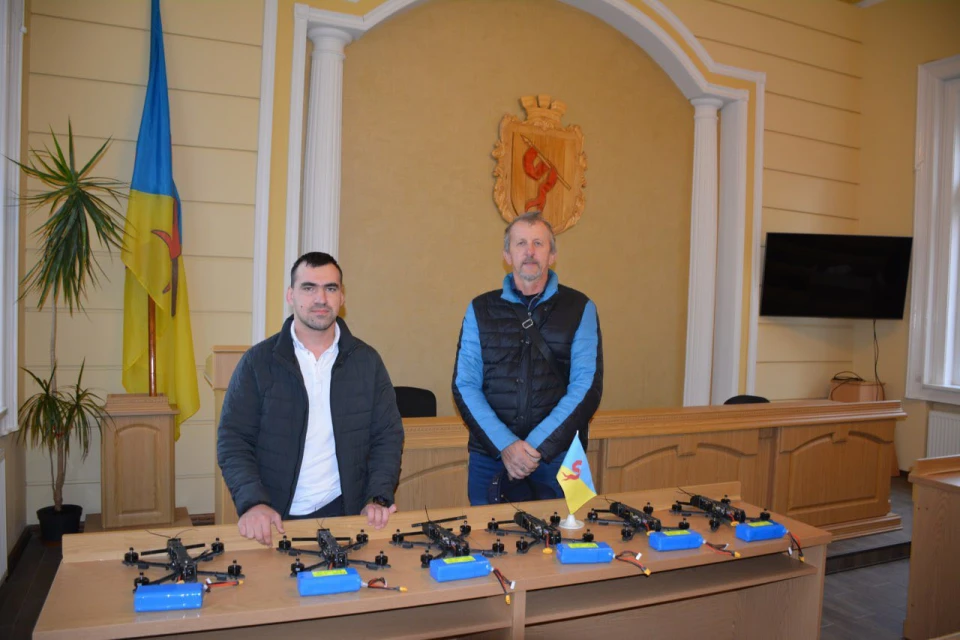 Волонтер з Прикарпаття за відсуджені за своє побиття гроші купив дрони для ЗСУ