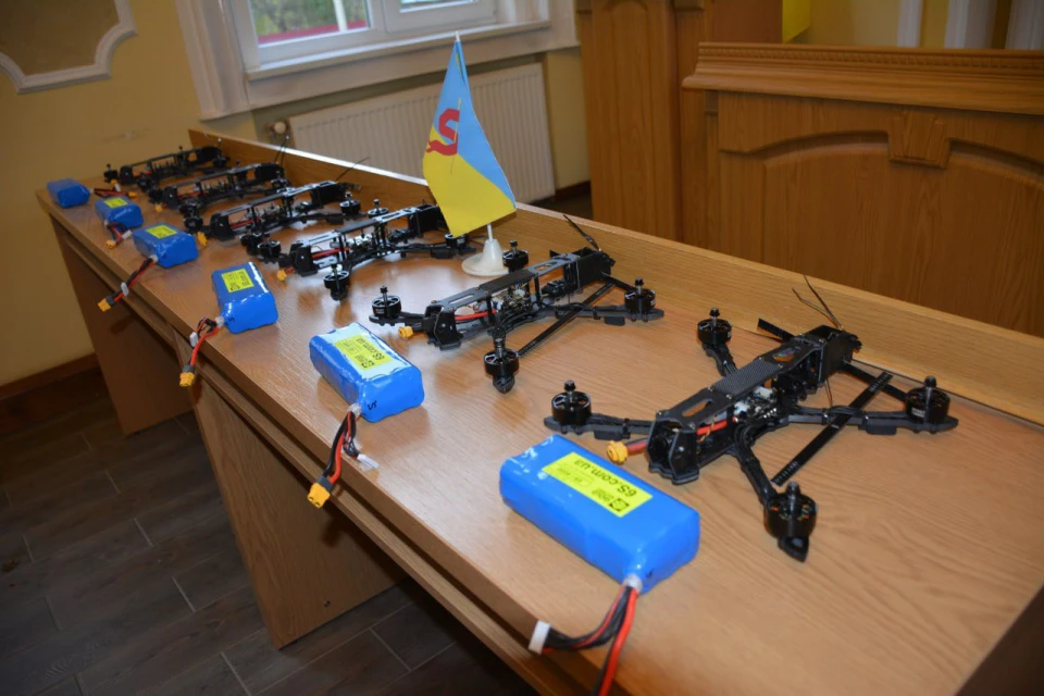 Волонтер з Прикарпаття за відсуджені за своє побиття гроші купив дрони для ЗСУ